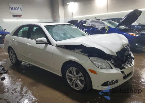 2011 Mercedes-Benz E 350 4Matic z USA, uszkodzony, nr VIN WDDHF8HB9BA262415